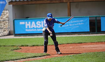 Baseball wird von der Spielerin geschlagen